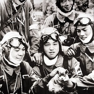 Five_kamikaze_pilots_playing_with_a_puppy_May_26_1945