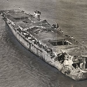 wwii-era-aircraft-carrier-8-independence_anchor-san-francisco-bay-1951
