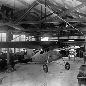 Lockheed-Vega-1-under-construction-at-Hollywood-California-1927