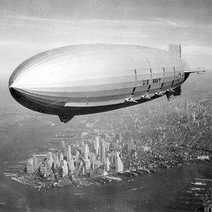 USS_Macon_over_Manhattan