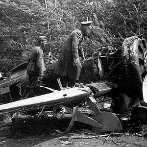 A derelict Polikarpov I-16 examined by Germans.