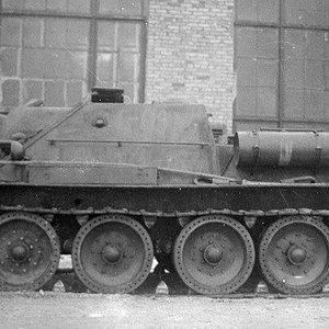 SU-122, the port side view