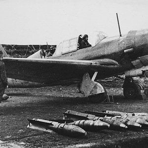 Sukhoi Su-2 bomb loading