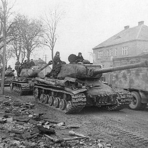 IS-2 heavy tanks , 1945