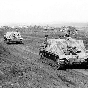 StuG 33Bs of the 23rd Pz.Div. on the way to Kursk, 1943 | Aircraft of ...