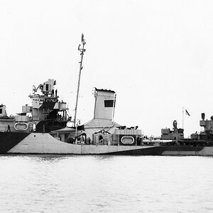 USS Mugford (DD-389) WWII US Navy dazzle camouflage 1944_b