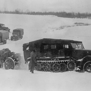 Sd.Kfz.7 prime mover hauling 150mm sFH howitzer, 1941