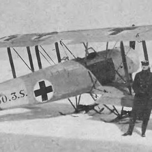 Hanriot 28S no. 30.3.S on skis (3)