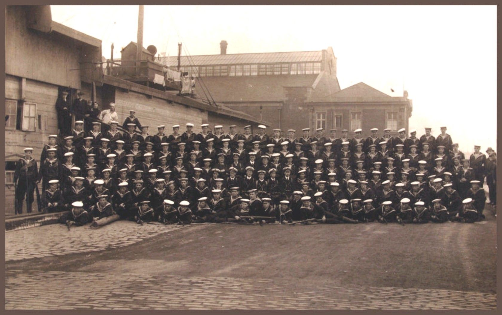1914-0900c-nikon-001sweb-HMS-Unicorn-RNVR-Mobilisation