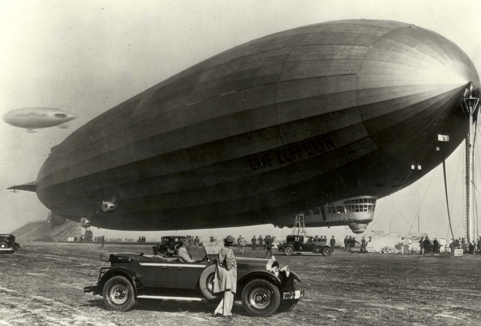 1929-Packard-and-the-Graf-Zeppelin