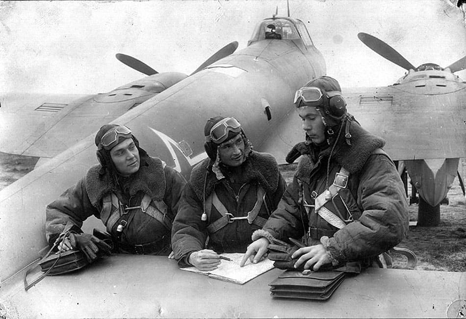 A crew and Petlyakov Pe-2R of the 511th ОRAP, 5th VA VVS, Ukraine 1943/1944