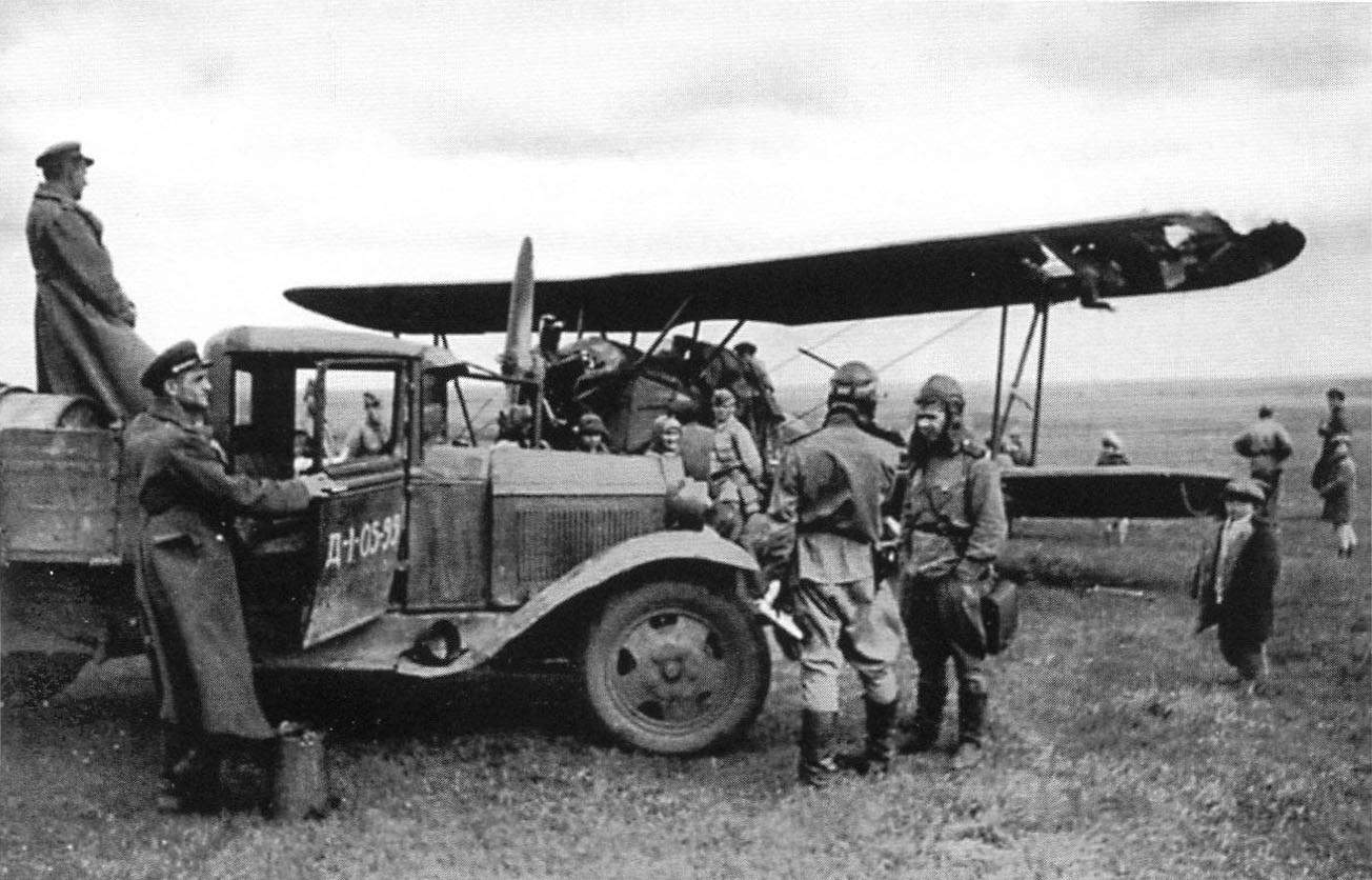A damaged Polikarpov Po-2, "Yellow 6", 1943  (1)