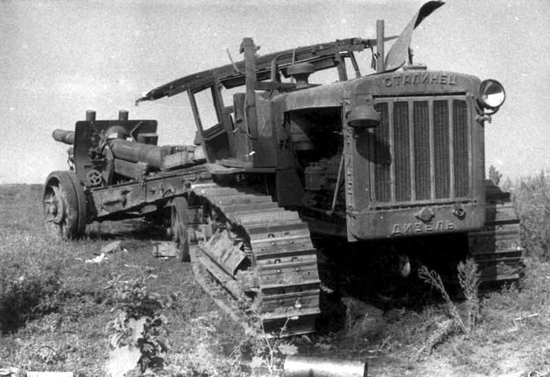 A damaged soviet tractor S-65 Stalinetz with the 152mm ML-20 gun, 1942