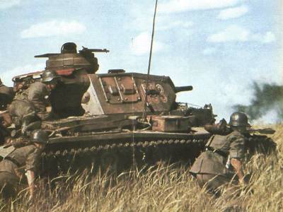 A Panzer 3 and troops in june 1941,Russia.