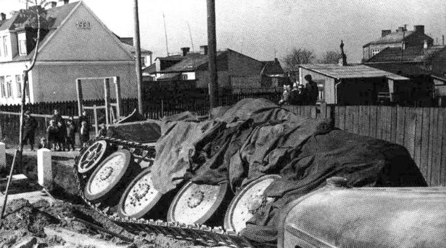 A Polish cruiser tank  PZInż 10 TP, an accident in Warsaw, April 1939 (3)