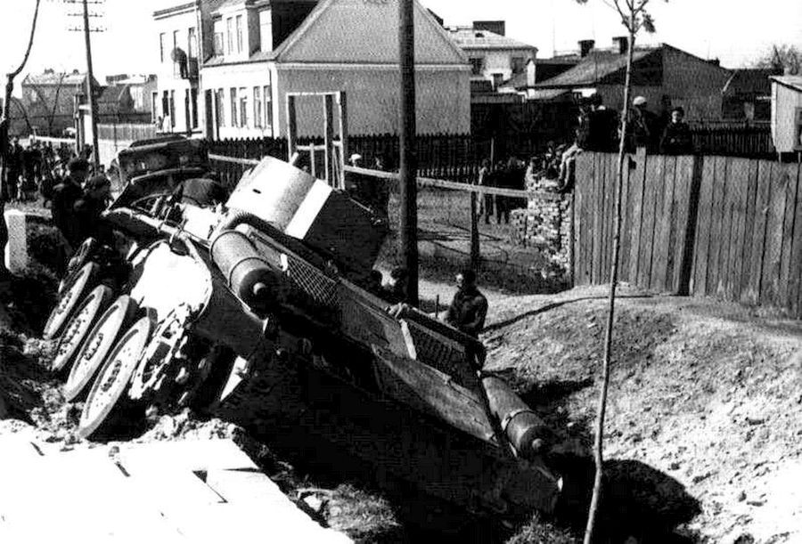 A Polish cruiser tank  PZInż 10 TP, an accident in Warsaw, April 1939 (5)