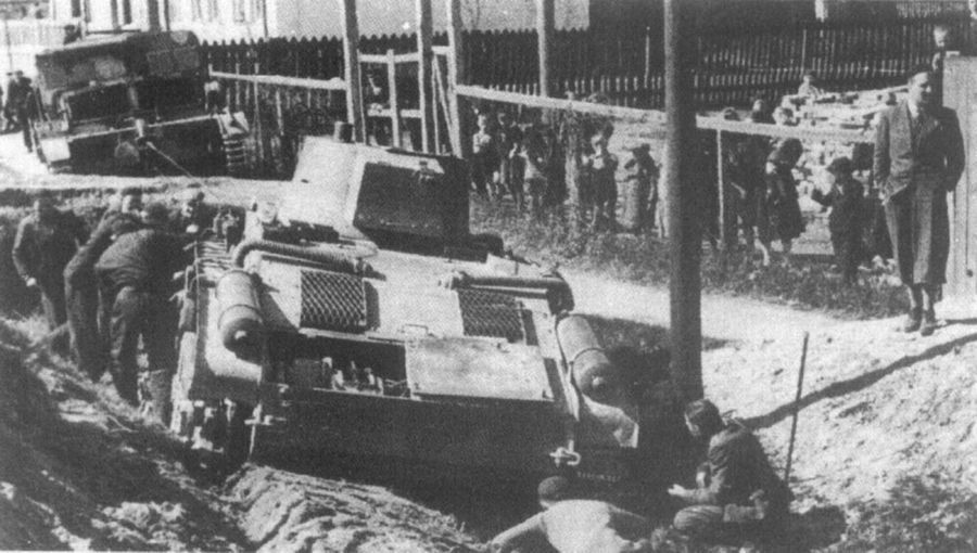 A Polish cruiser tank  PZInż 10 TP, an accident in Warsaw, April 1939 (6)
