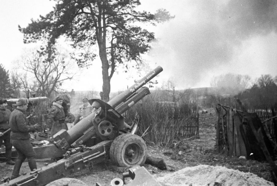 A soviet 152mm M-10 howitzer