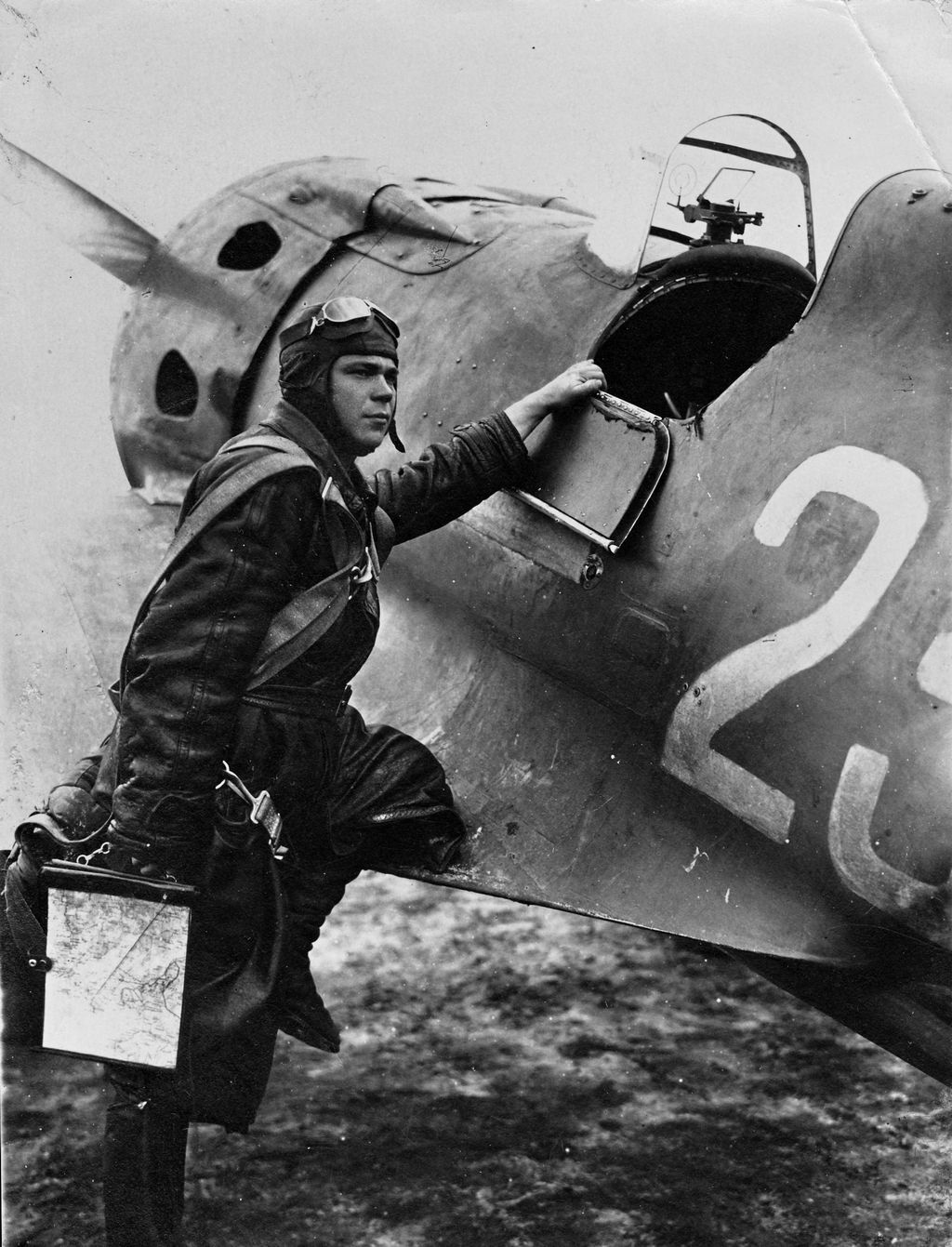 A soviet pilot of a Polikarpov I-16, 145 IAP, 1942