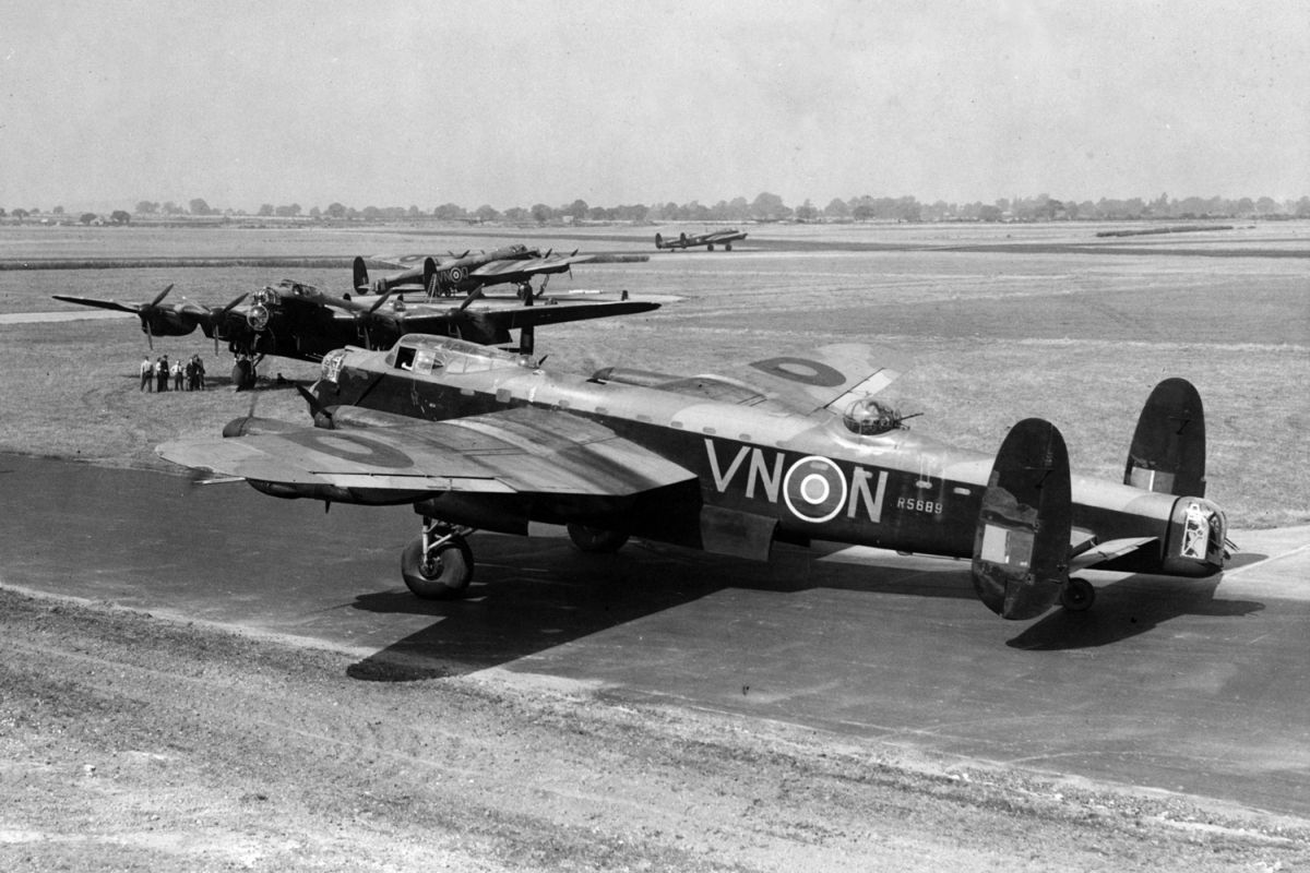 Avro Lancaster B Mk.I,  R5689, VN-N of the no.50 Sqn, RAF Swinderby, Lincolnshire, 1942 (5)