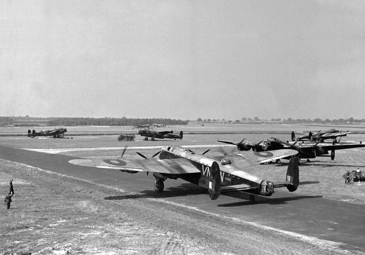 Avro Lancaster B Mk.I,  R5689, VN-N of the no.50 Sqn, RAF Swinderby, Lincolnshire, 1942 (6)