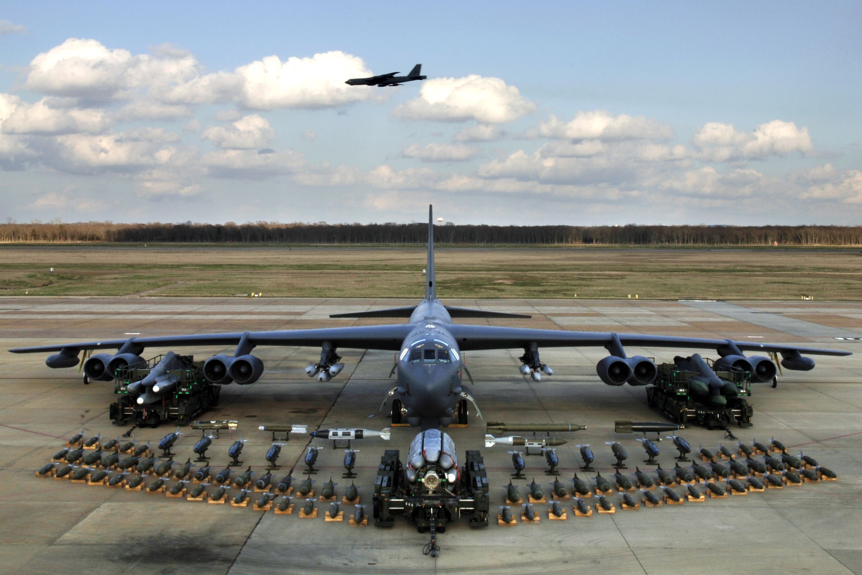 B-52H_static_display_arms_06