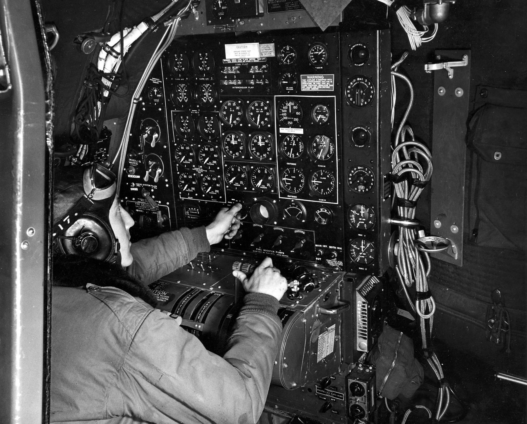 Boeing_B-29_flight_engineer_s_panel