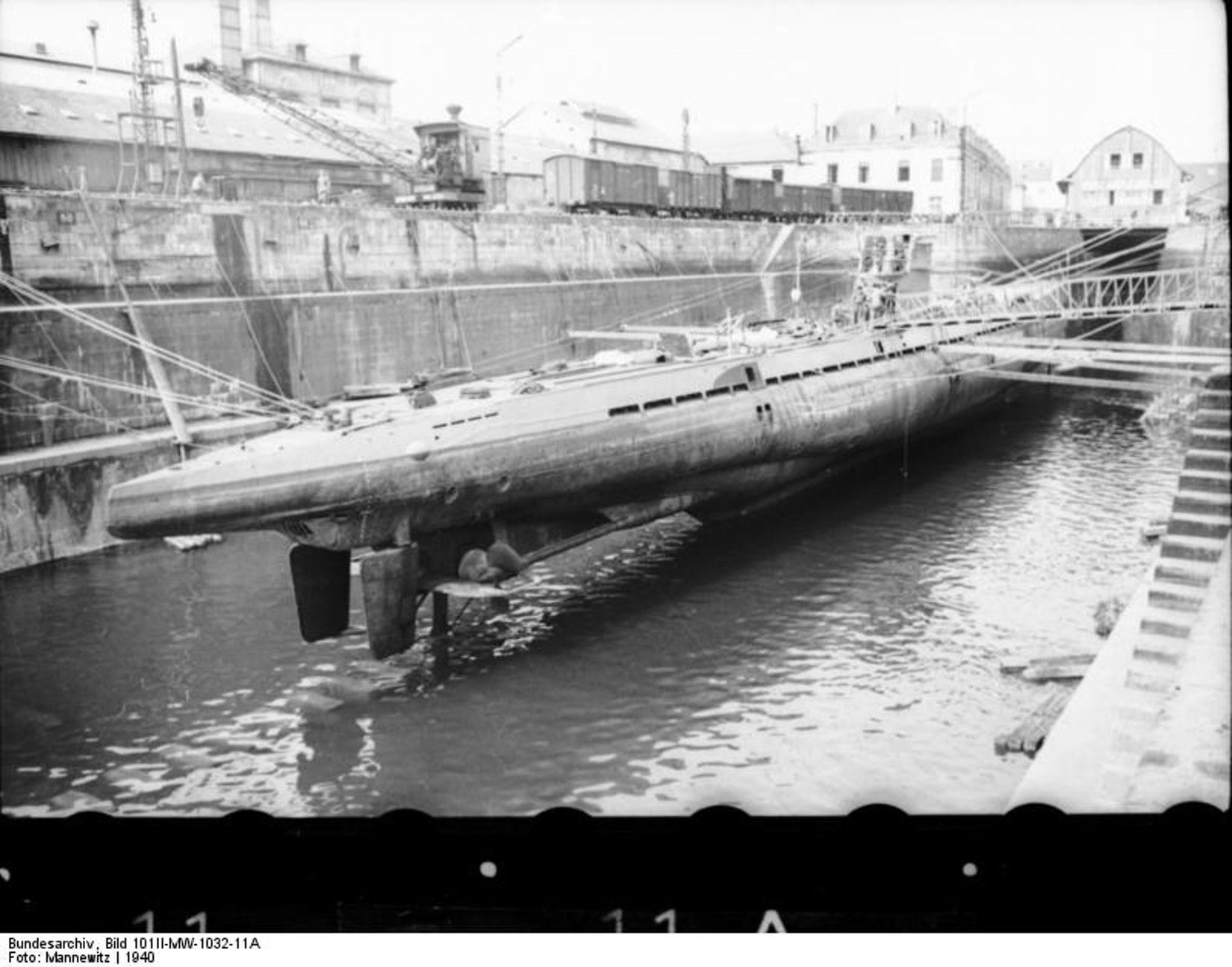 Bundesarchiv_Bild_101II-MW-1032-11A_Lorient_U-37