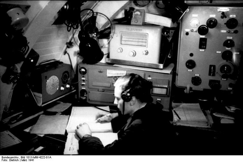 Bundesarchiv_Bild_101II-MW-4222-01A_Enigma_auf_U-Boot_U-124