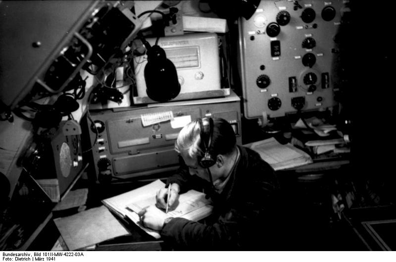 Bundesarchiv_Bild_101II-MW-4222-03A_Enigma_auf_U-Boot_U-124