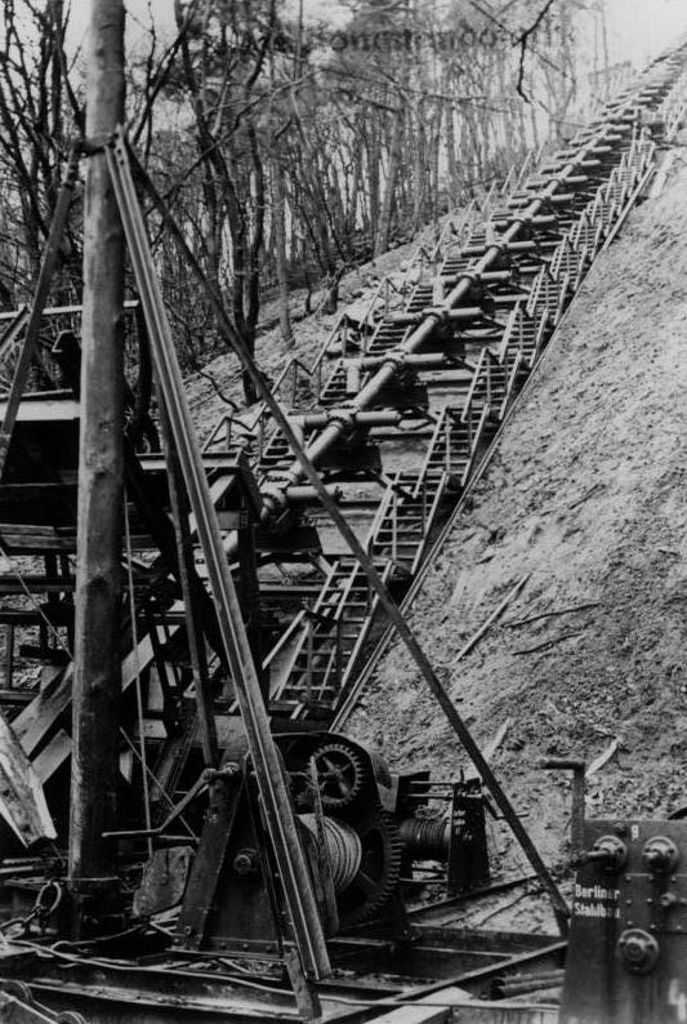 Bundesarchiv_Bild_146-1981-147-30A_Hochdruckpumpe_V-3