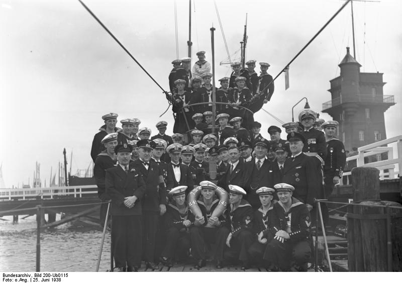 Bundesarchiv_Bild_200-Ub0115_Kiel_Indienststellung_U-45