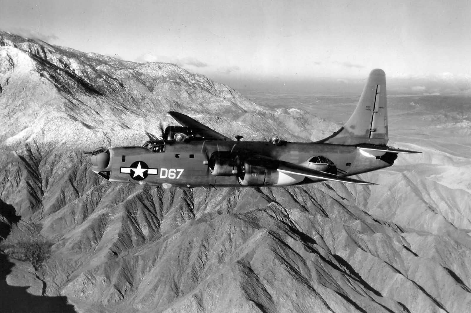 Consolidated PB4Y-2 Privateer D67 in flight, 1945 (1)