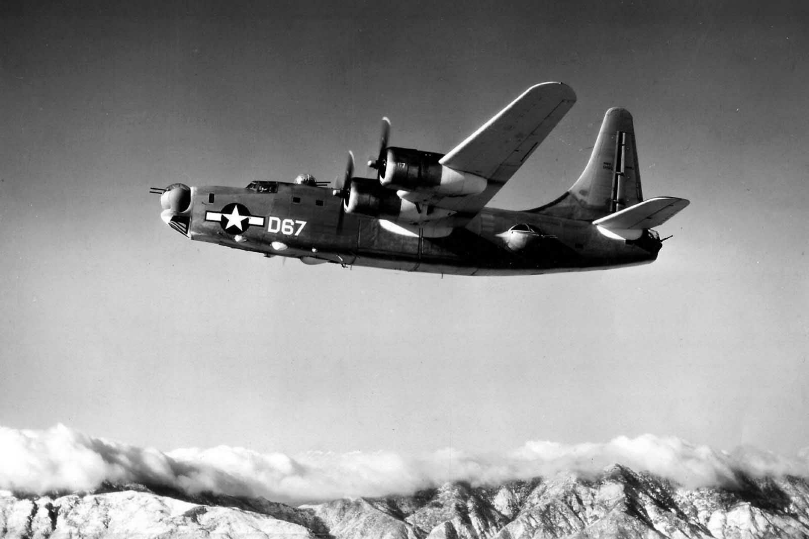 Consolidated PB4Y-2 Privateer D67 in flight, 1945 (2)