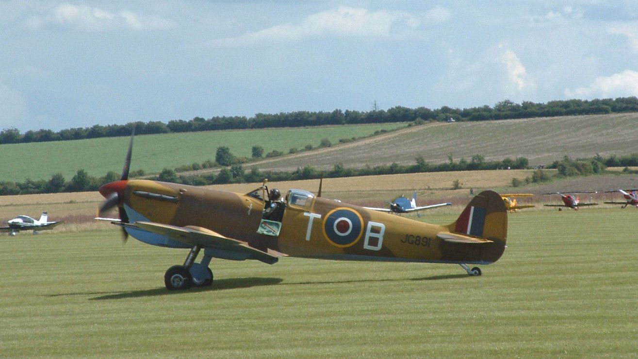 Desert_Spitfire_taxying_col