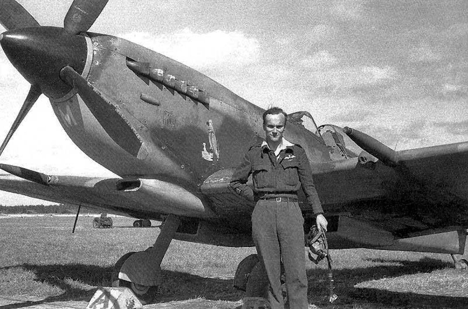 Dutch_Air_Force_Supermarine_Spitfire_322Sqn_3M-W_MkIX_pilot_at_drome_ca_39-