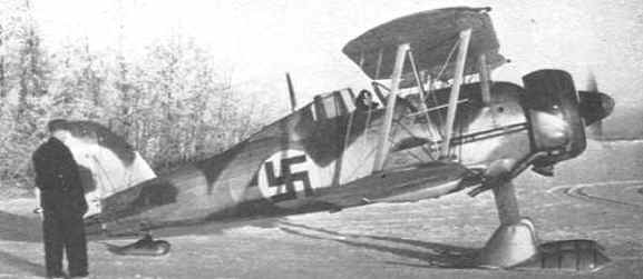 Finnish Gloster Gladiator equiped with skies.