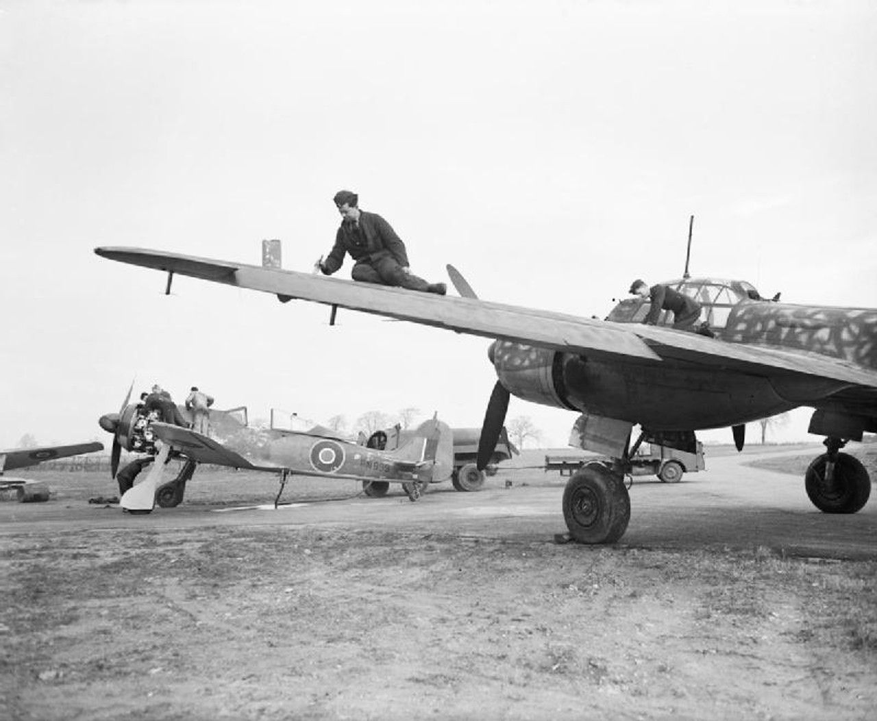 Focke-Wulf_Fw_190_and_a_Junkers_Ju_88