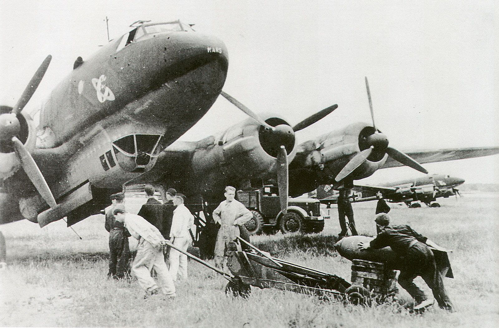 Fw-200C-Condor-KG40-loading-SC-250-bombs_