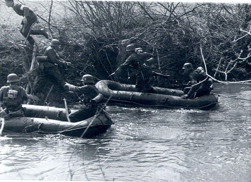 Gemran Pioniers on assault rafts