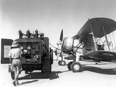 gloster-gladiator-refuell-lybia-1940