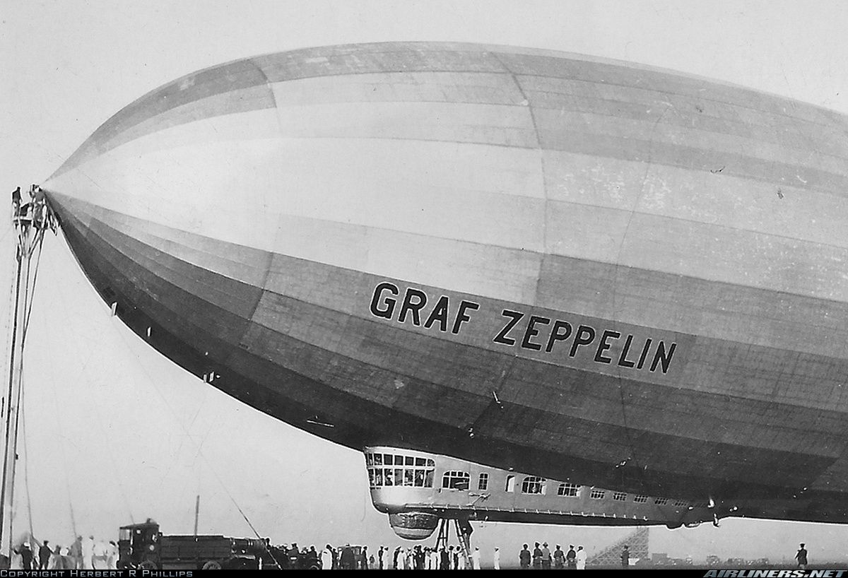 graf-zeppelin-at_dock