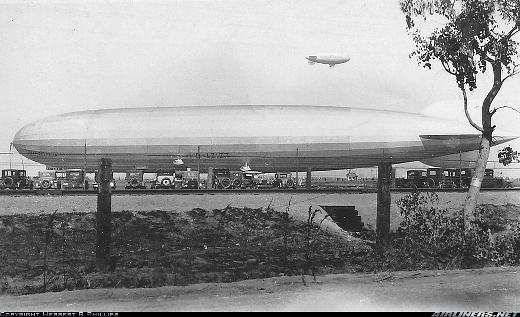 graf-zeppelin-at_dock_at_side