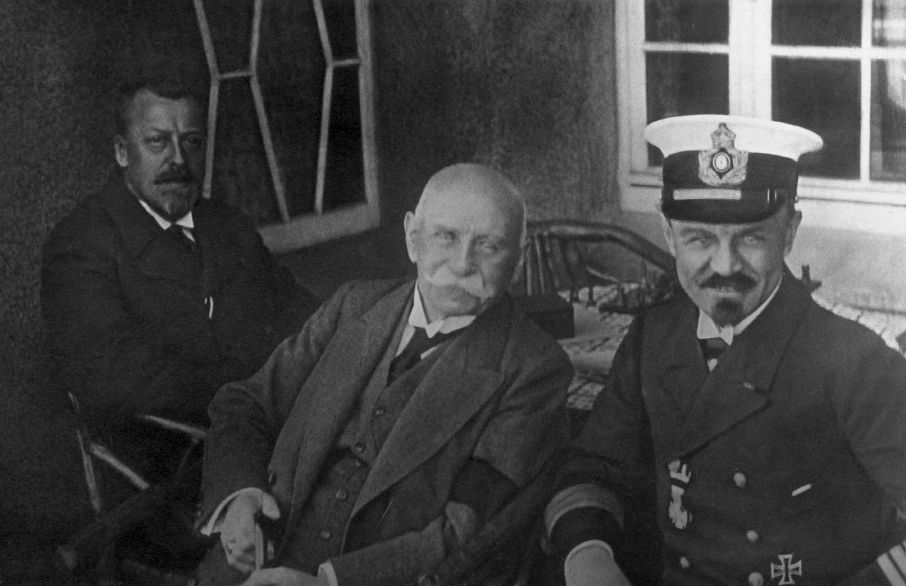 Graf_Zeppelin_Dr_Hugo_Eckener_left_and