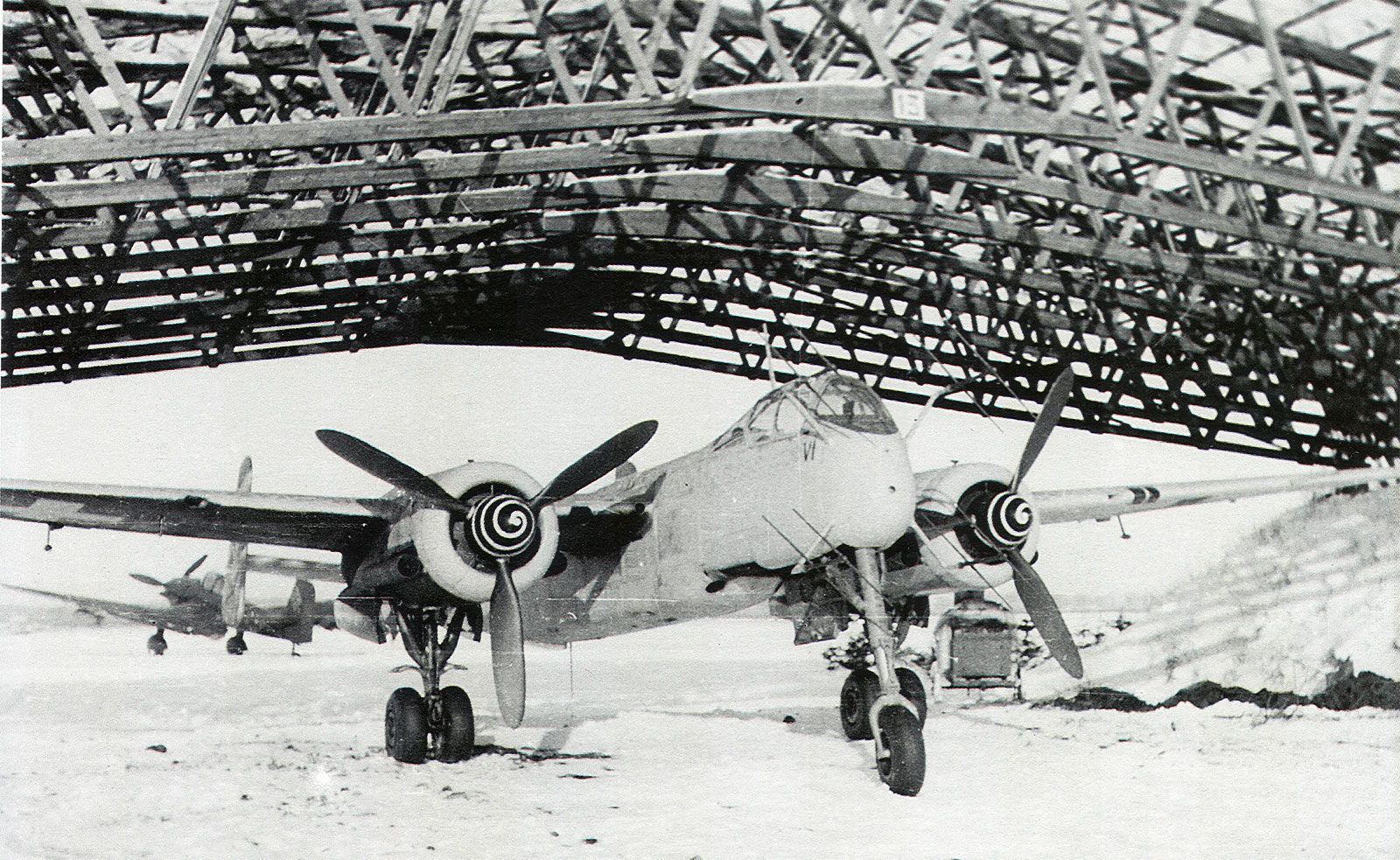 Heinkel-He-219A-1_NJG1-with-FuG-220d-radar-Munster-Handorf-1944-45-01