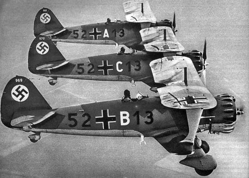 Henschel Hs-123A of the StG 162 in three-tone camouflage (3)