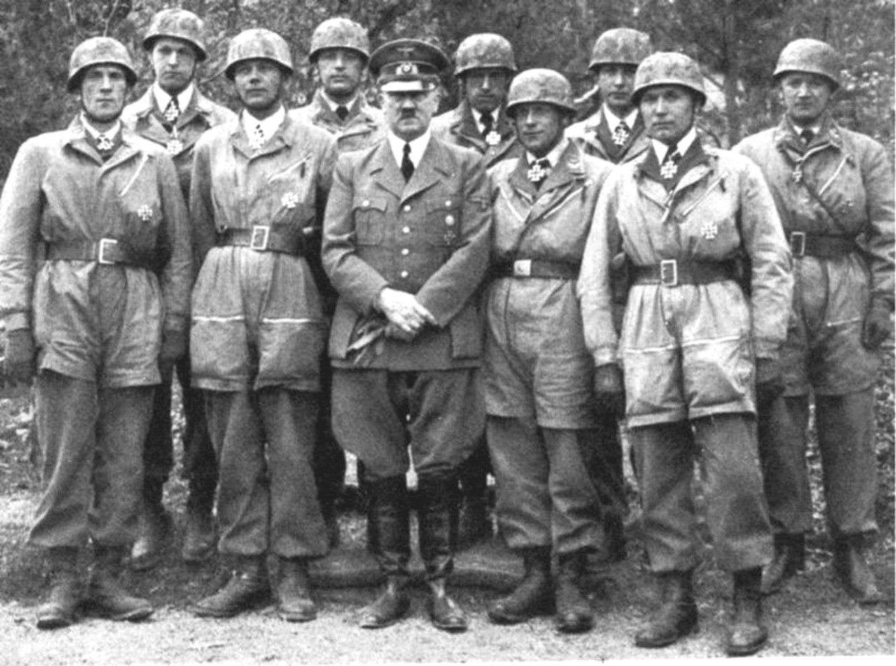 Hitler_at_RK_ceremony_at_Rotterdam_for_FJ_after_Eben-Emael_1940a