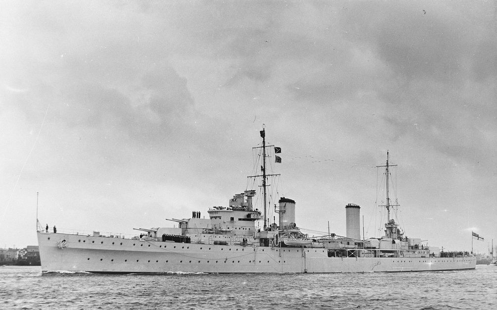HMAS Perth light cruiser, 1939 (2)