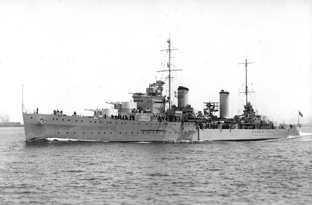 HMAS Sydney II  light cruiser in 30' (1)