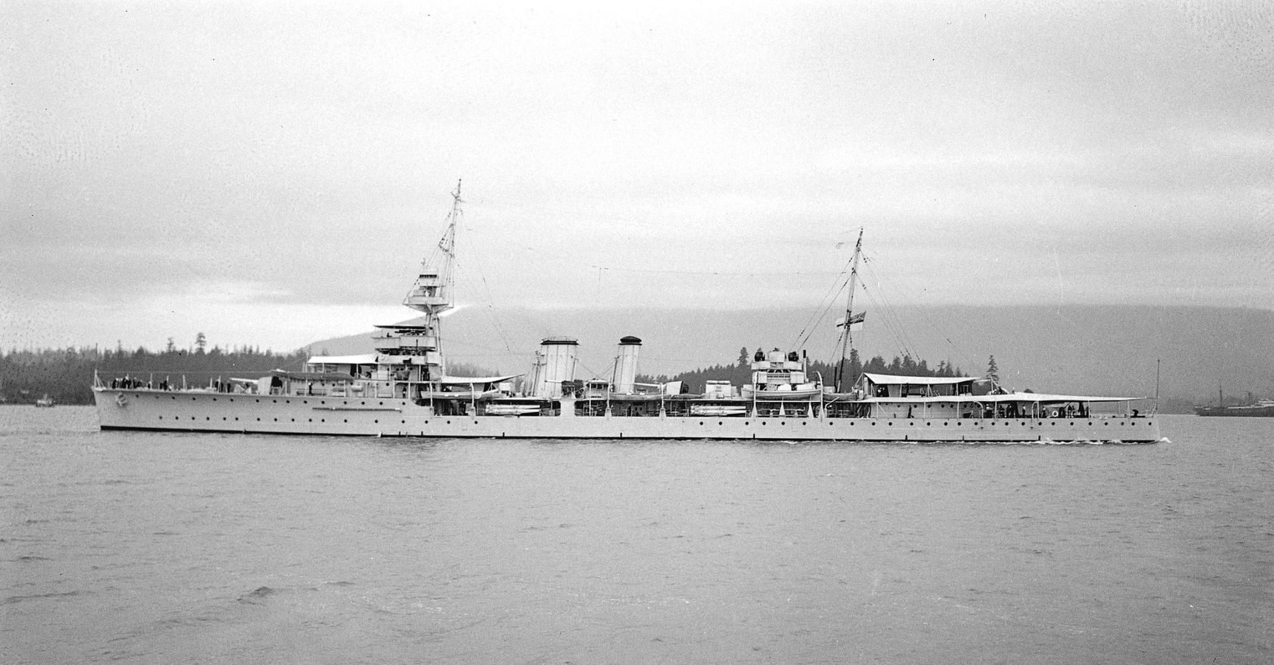 HMS Dragon ( later the Polish Navy ORP Dragon ) in Vancouver, 1933